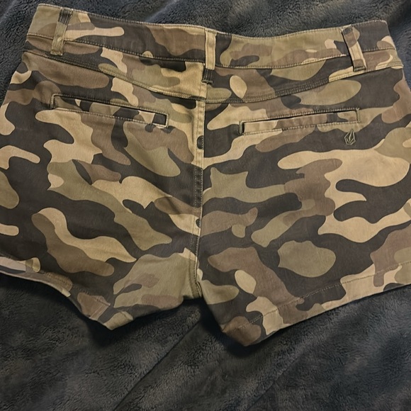 Camo Volcom Shorts - Picture 2 of 3